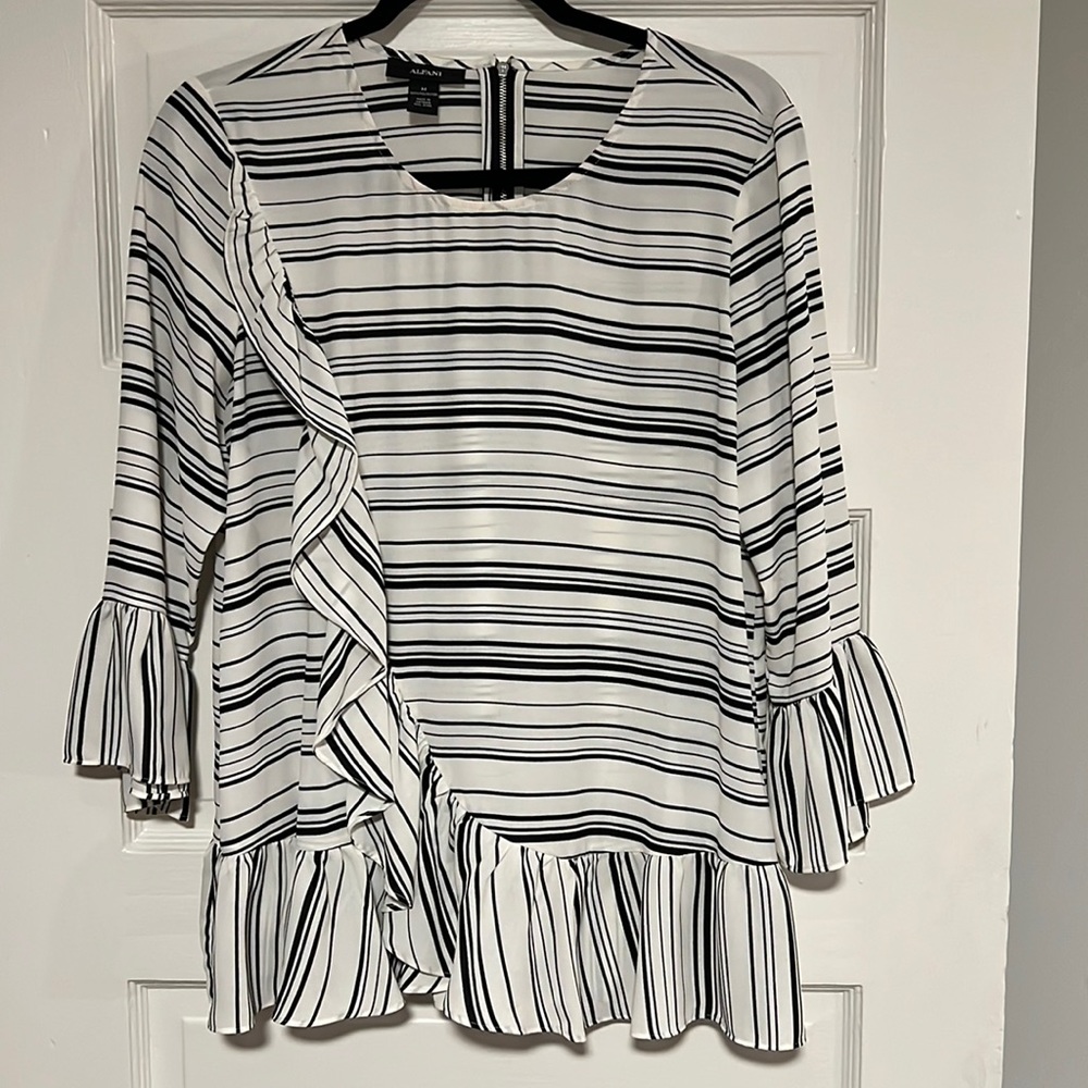 Women’s Medium Alfani black & white striped Blouse. Excellent condition!